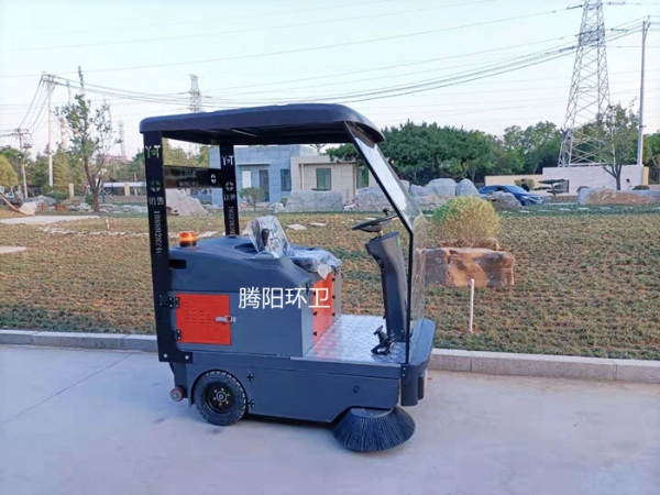 电动扫地车​已经被应用于各大中小城市道路的清扫工作
