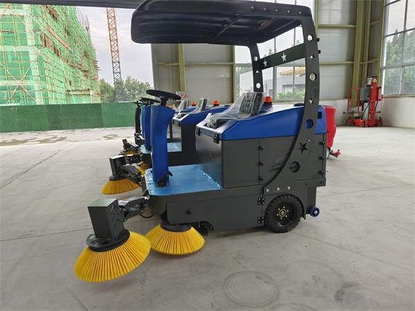 　TY-1400小型驾驶式扫地车的优势