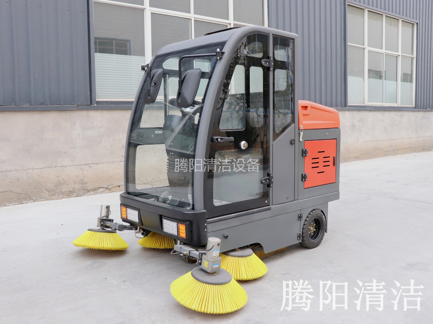 仓储用驾驶式电动扫地车
