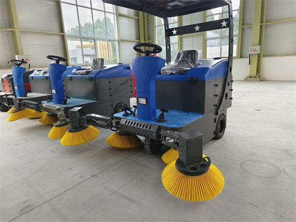 腾阳1400型电动驾驶式扫地车:横扫清洁难题