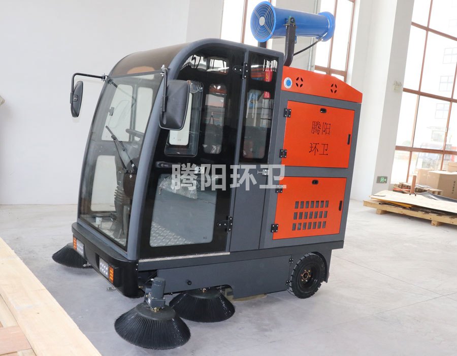 驾驶式电动扫地车