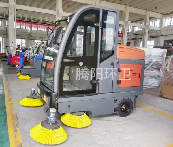 小区日常保洁，驾驶式环卫扫地车实用价值体现在哪？